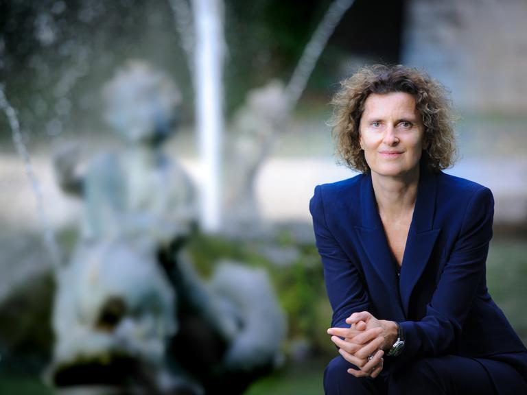 Innegrit Volkhardt, Geschäftsführerin des Hotels „Bayerischer Hof“ in München, trägt einen blauen Blazer und blickt direkt in die Kamera.