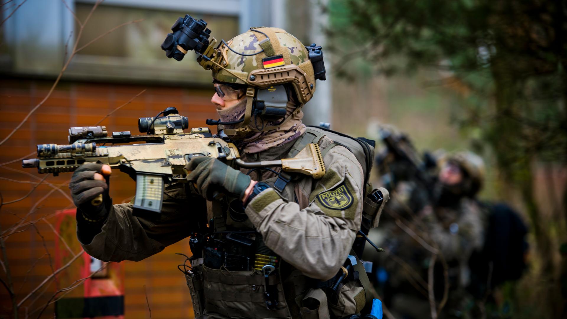 Ein Beamter der Spezialeinheit GSG 9 trainiert die Sicherung eines Hauses. Ein Beamter der Spezialeinheit GSG 9 trainiert die Sicherung eines Hauses.