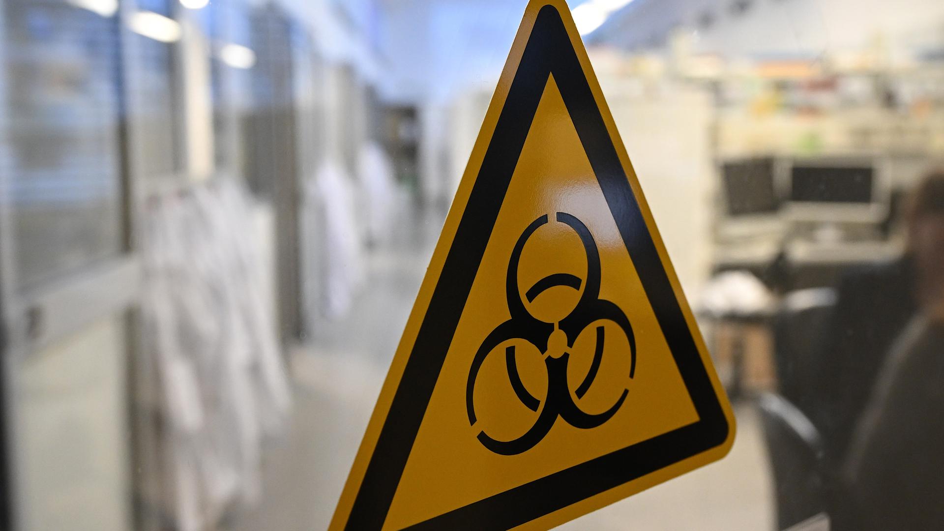 Das Symbol für Biohazard ist am Eingang zum Labor im Institut für Medizinische Immunologie an der Charité angebracht. Impfstoffe gegen Sars-CoV-2 stehen längst zur Verfügung, Medikamente gegen Covid-19 auch schon eine ganze Weile. Aber was ist mit Therapien für Menschen, die noch immer Long-Covid-Beschwerden haben? (zu dpa ««Spiel auf Zeit» - Wann kommen Medikamente gegen Long Covid?») Das Symbol für Biohazard ist am Eingang zum Labor im Institut für Medizinische Immunologie an der Charité angebracht. Impfstoffe gegen Sars-CoV-2 stehen längst zur Verfügung, Medikamente gegen Covid-19 auch schon eine ganze Weile. Aber was ist mit Therapien für Menschen, die noch immer Long-Covid-Beschwerden haben? (zu dpa ««Spiel auf Zeit» - Wann kommen Medikamente gegen Long Covid?»)