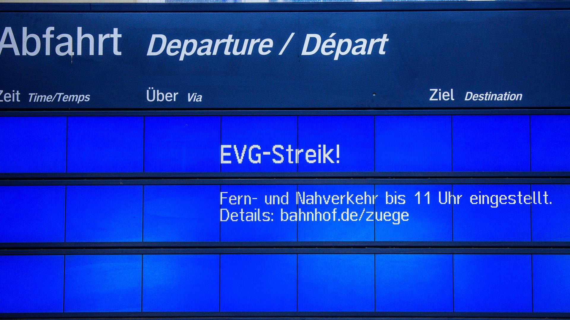 An der Anzeigetafel eines Bahnhofs wird der Schriftzug "EVG-Streik!" angezeigt. 