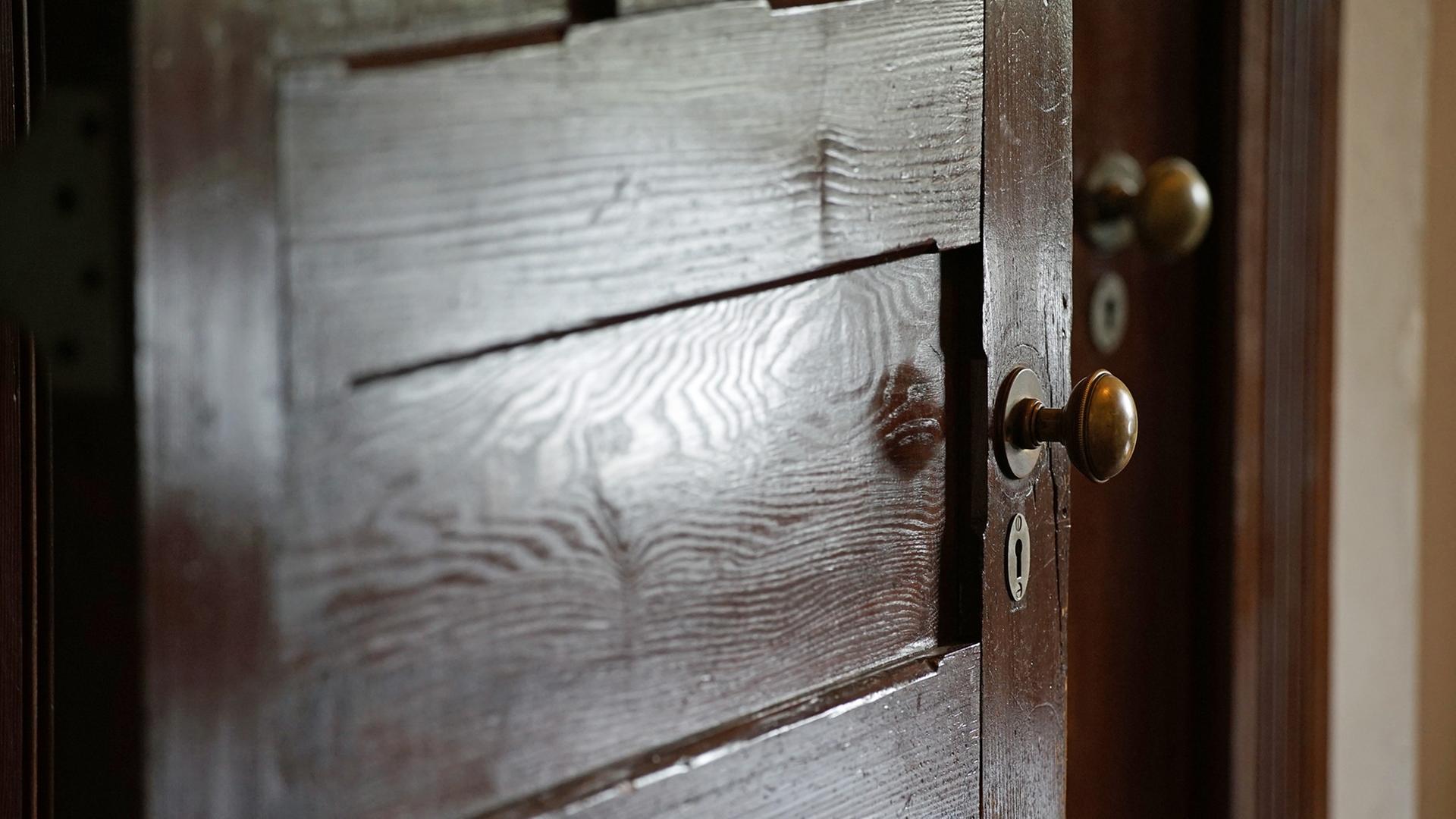 Ein alter Mann durchstreift sein Haus nach längerer Abwensenheit. Ein alter Mann durchstreift sein Haus nach längerer Abwensenheit.