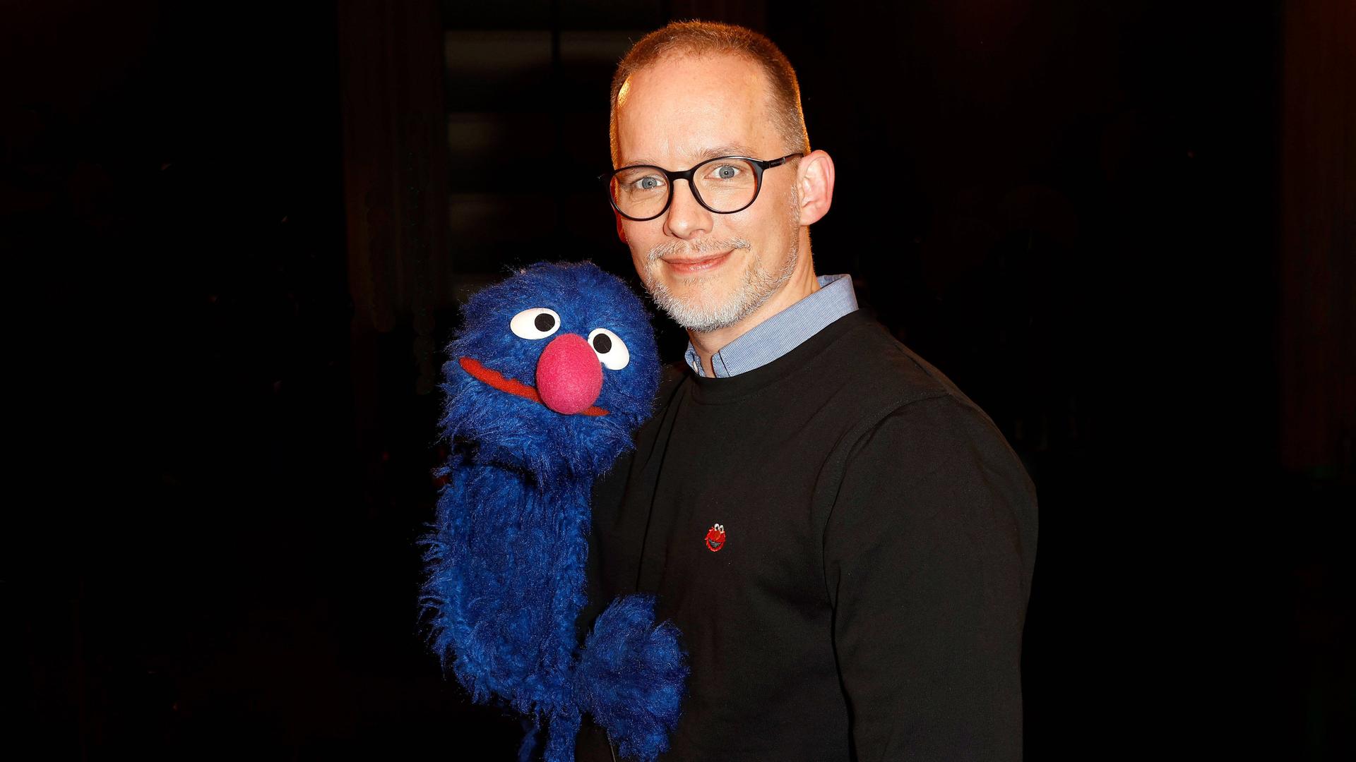 Der Puppenspieler Martin Reinl mit Grobi, 2022. Der Puppenspieler Martin Reinl mit Grobi, 2022.