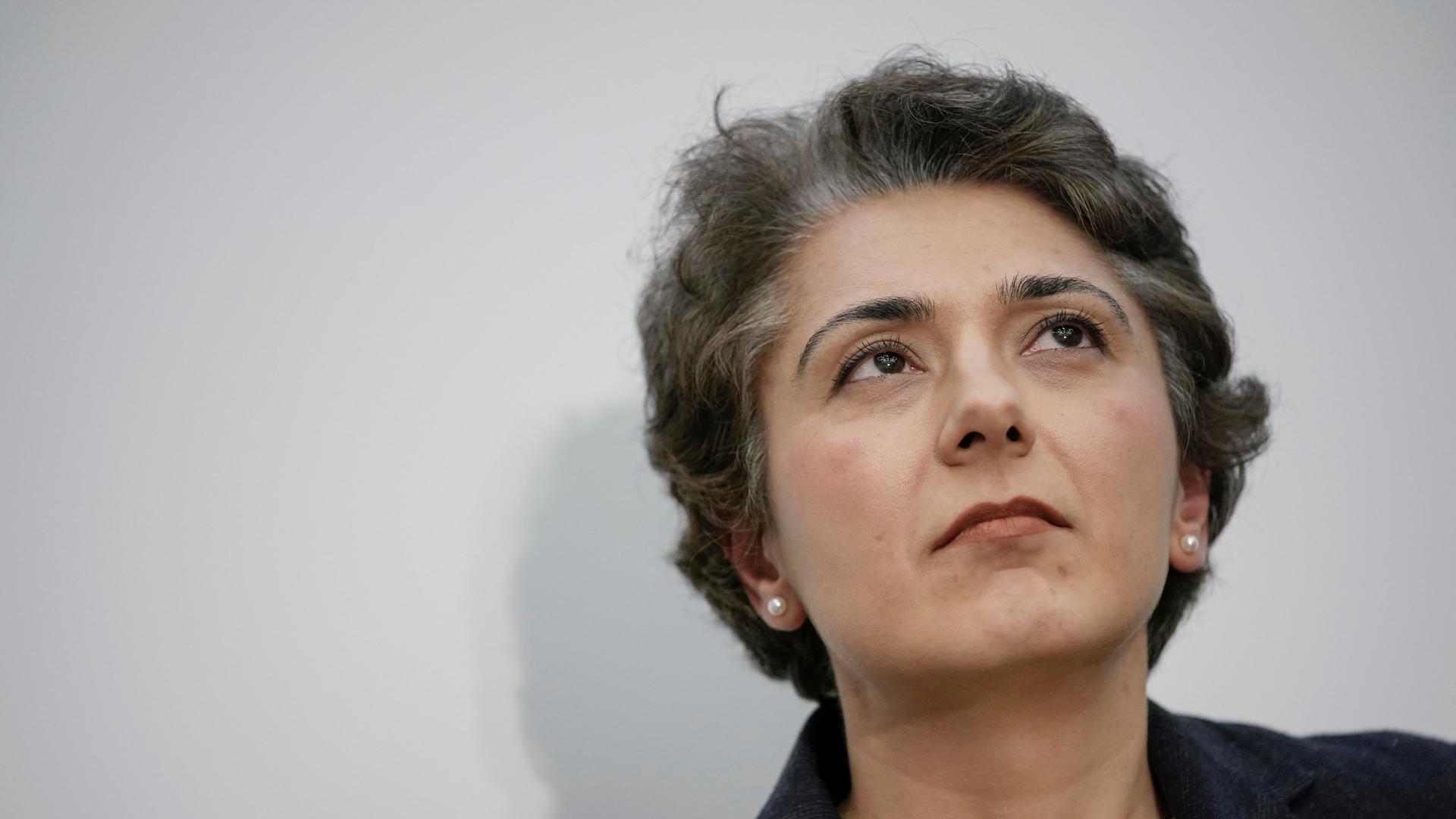 Golineh Atai schaut nachdenklich Golineh Atai schaut nachdenklich