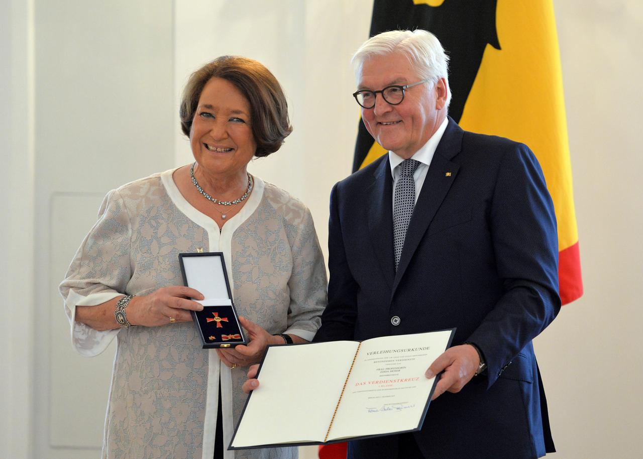 Edda Moser (Rheinbreitbach und Koeln, li.) und Bundespraesident Frank-Walter STEINMEIER (re.), Ehrung und Verleihung des Verdienstordens der Bundesrepublik Deutschland an Buerger und Buergerinnen durch den Bundespraesidenten im Schloss Bellevue zum Thema "Mut zur Zukunft: Grenzen ueberwinden", Berlin, Deutschland am 02.10.2019. Ã Edda Moser (Rheinbreitbach und Koeln, li.) und Bundespraesident Frank-Walter STEINMEIER (re.), Ehrung und Verleihung des Verdienstordens der Bundesrepublik Deutschland an Buerger und Buergerinnen durch den Bundespraesidenten im Schloss Bellevue zum Thema "Mut zur Zukunft: Grenzen ueberwinden", Berlin, Deutschland am 02.10.2019. Ã