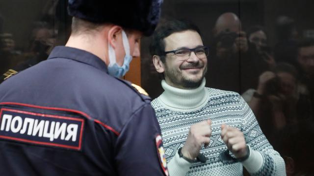 Der russische Oppositionelle Jaschin bei einer Anhörung im Gerichtssaal.