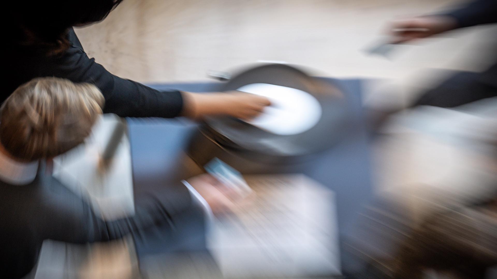 Abgeordnete werfen ihre Stimmkarten zum Bürgergeld im Bundestag ein. Das Bild ist leicht verschwommen. Abgeordnete werfen ihre Stimmkarten zum Bürgergeld im Bundestag ein. Das Bild ist leicht verschwommen.