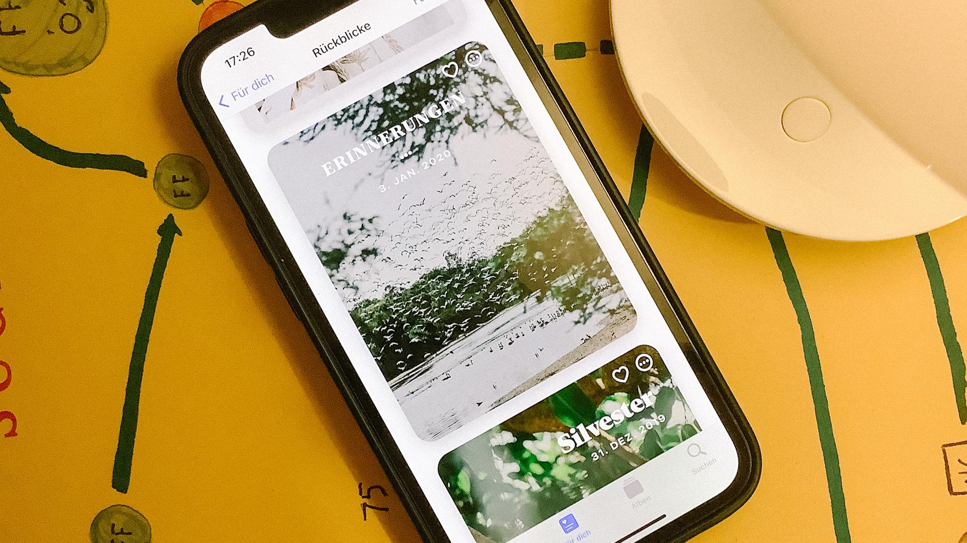 Auf einem iPhone werden automatisch generierte Foto-Rückblicke angezeigt, überschrieben mit dem Titel "Erinnerungen". Auf einem iPhone werden automatisch generierte Foto-Rückblicke angezeigt, überschrieben mit dem Titel "Erinnerungen".