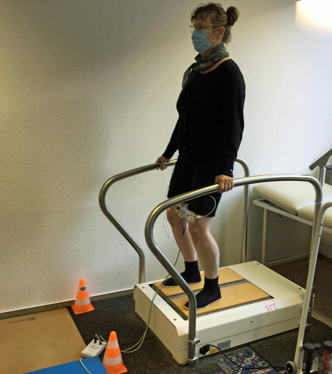 Mira Bussewitz steht in der Praxis Michael Stark auf einer Vibrationsplatte.