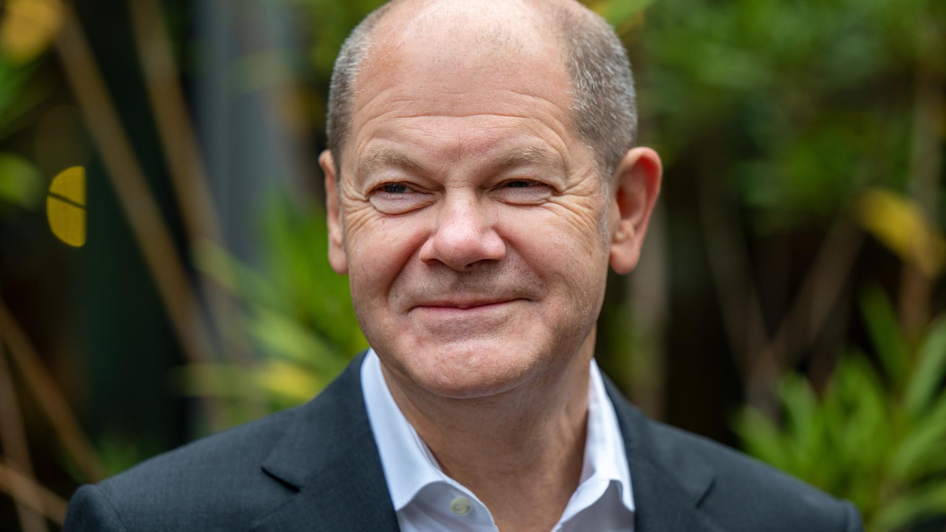 Olaf Scholz, Kanzlerkandidat der SPD, lächelt beim Landesparteitag SPD Brandenburg. Die SPD Brandenburg wählt in Schönefeld turnusgemäß ihre Landesspitze neu. Olaf Scholz, Kanzlerkandidat der SPD, lächelt beim Landesparteitag SPD Brandenburg. Die SPD Brandenburg wählt in Schönefeld turnusgemäß ihre Landesspitze neu.