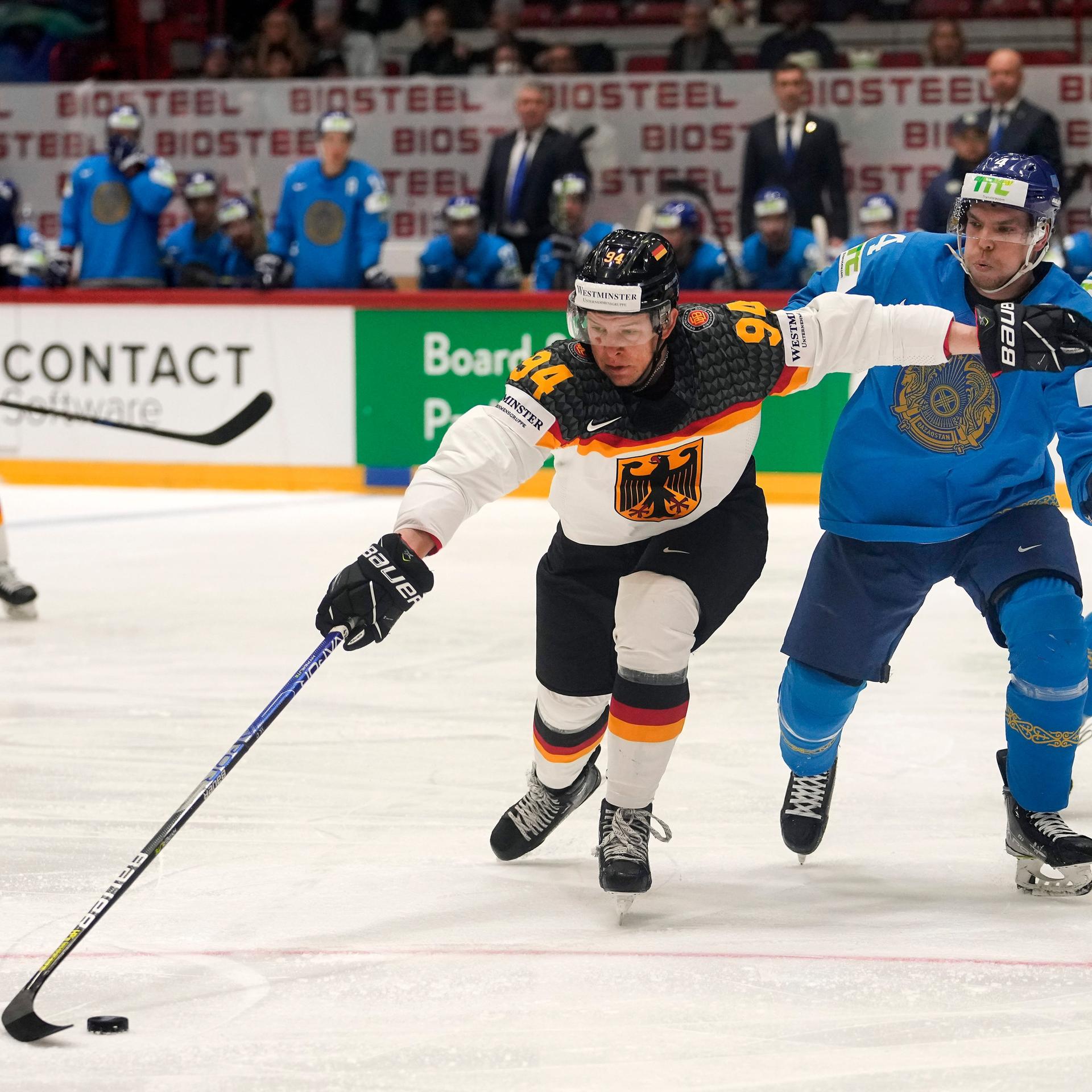 Zweikampf-Szene aus dem Eishockey-WM-Spiel Kasachstan gegen Deutschland