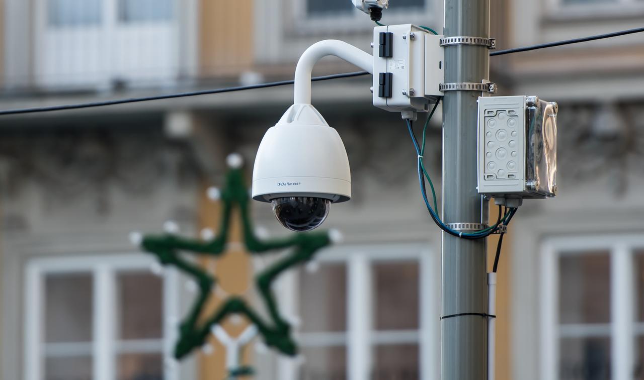 Sicherheitskameras in München auf dem Christkindlmarkt rund um den Marienplatz. Sicherheitskameras in München auf dem Christkindlmarkt rund um den Marienplatz.