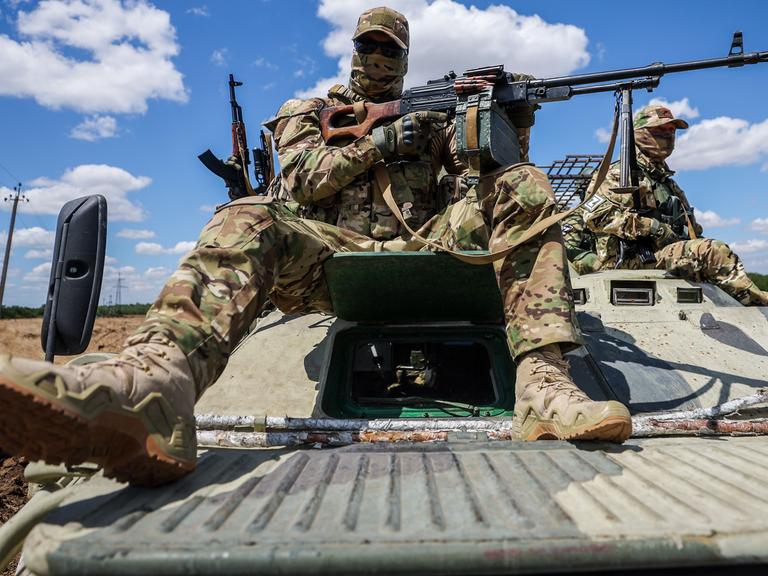 Russische Soldaten der sogenannten Odessa-Brigade sitzen auf einem Panzer
