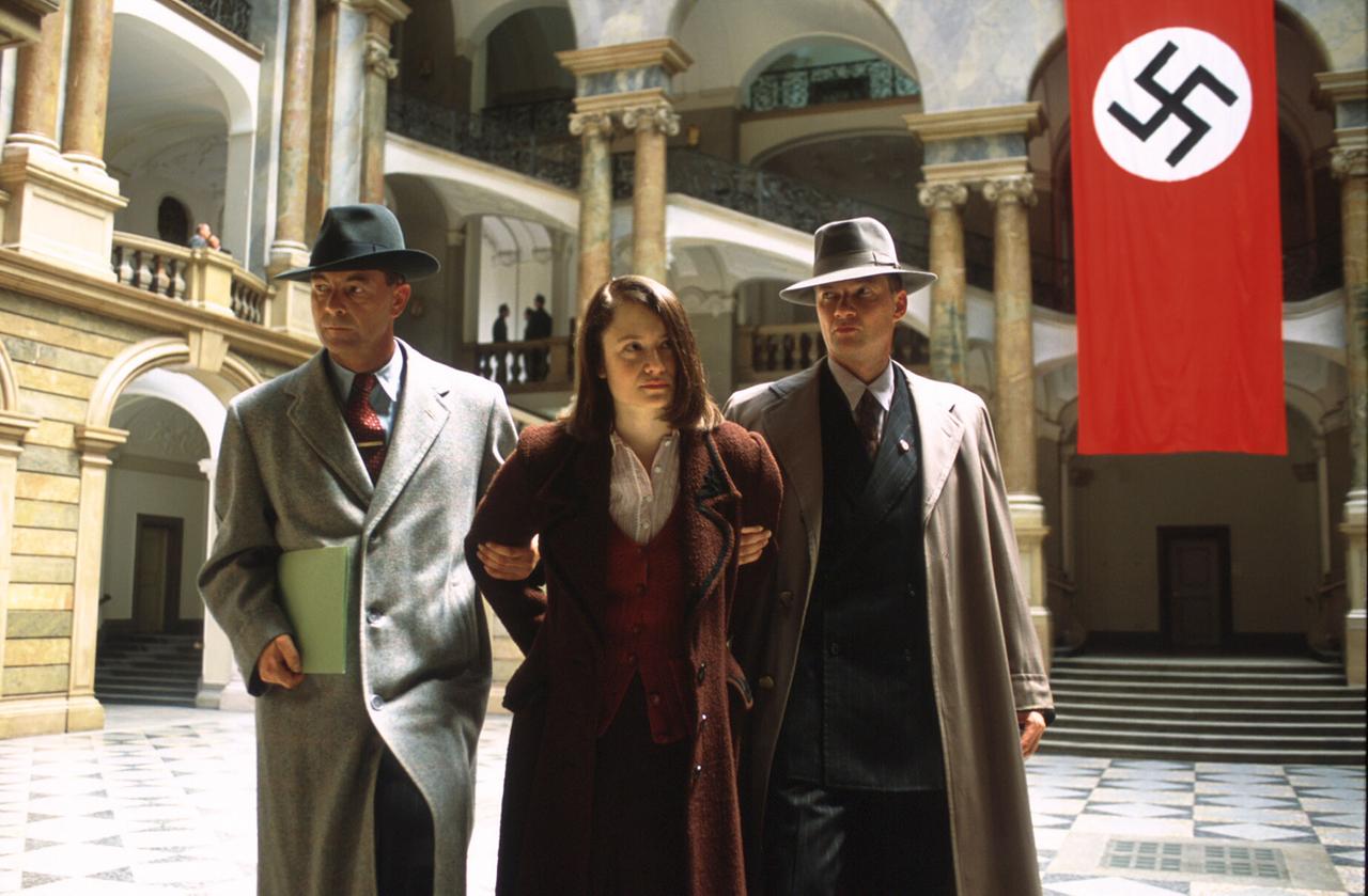 Ein Filmstill aus "Sophie Scholl - Die letzten Tage" zeigt die Verhaftung der Widerstandskämpferin in München. Ein Filmstill aus "Sophie Scholl - Die letzten Tage" zeigt die Verhaftung der Widerstandskämpferin in München.