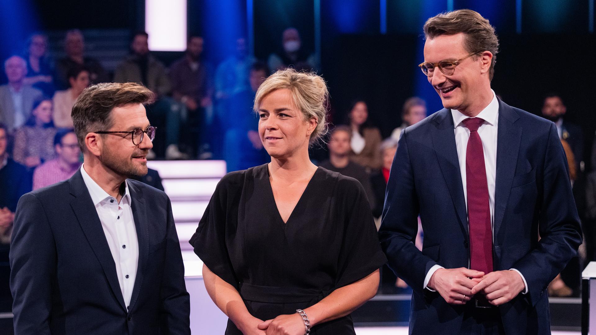 Hendrik Wüst (r, CDU), Ministerpräsident von Nordrhein-Westfalen, Thomas Kutschaty, Fraktionsvorsitzender und Vorsitzender der nordrhein-westfälischen SPD, und Mona Neubaur, Vorsitzende von Bündnis 90/Die Grünen in Nordrhein-Westfalen, stehen vor Beginn der WDR-"Wahlarena Hendrik Wüst (r, CDU), Ministerpräsident von Nordrhein-Westfalen, Thomas Kutschaty, Fraktionsvorsitzender und Vorsitzender der nordrhein-westfälischen SPD, und Mona Neubaur, Vorsitzende von Bündnis 90/Die Grünen in Nordrhein-Westfalen, stehen vor Beginn der WDR-"Wahlarena