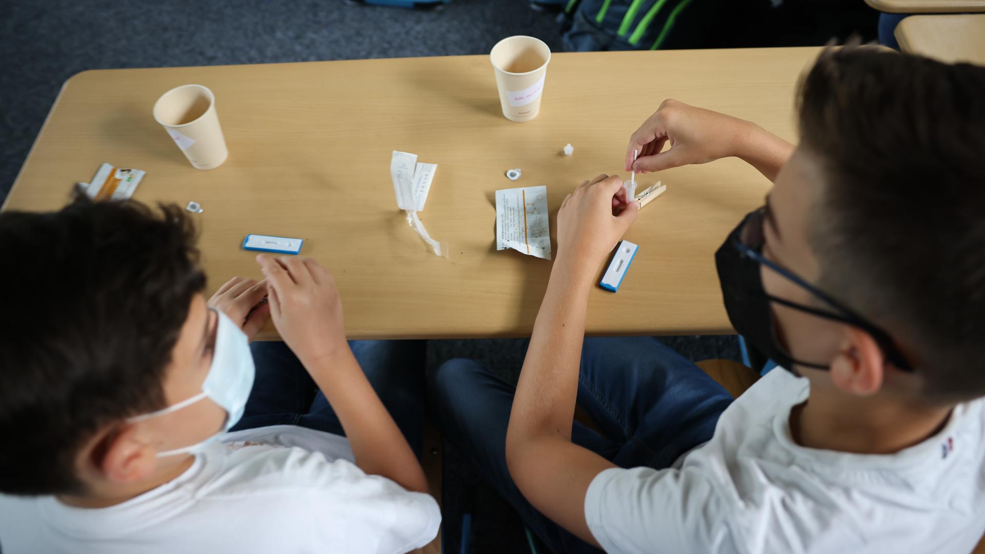 Zwei Schüler der Klasse 6a am Goethe-Gymnasium in Hamburg-Lurup machen einen Corona-Schnelltest im Klassenzimmer am ersten Schultag nach den Ferien. Zwei Schüler der Klasse 6a am Goethe-Gymnasium in Hamburg-Lurup machen einen Corona-Schnelltest im Klassenzimmer am ersten Schultag nach den Ferien.