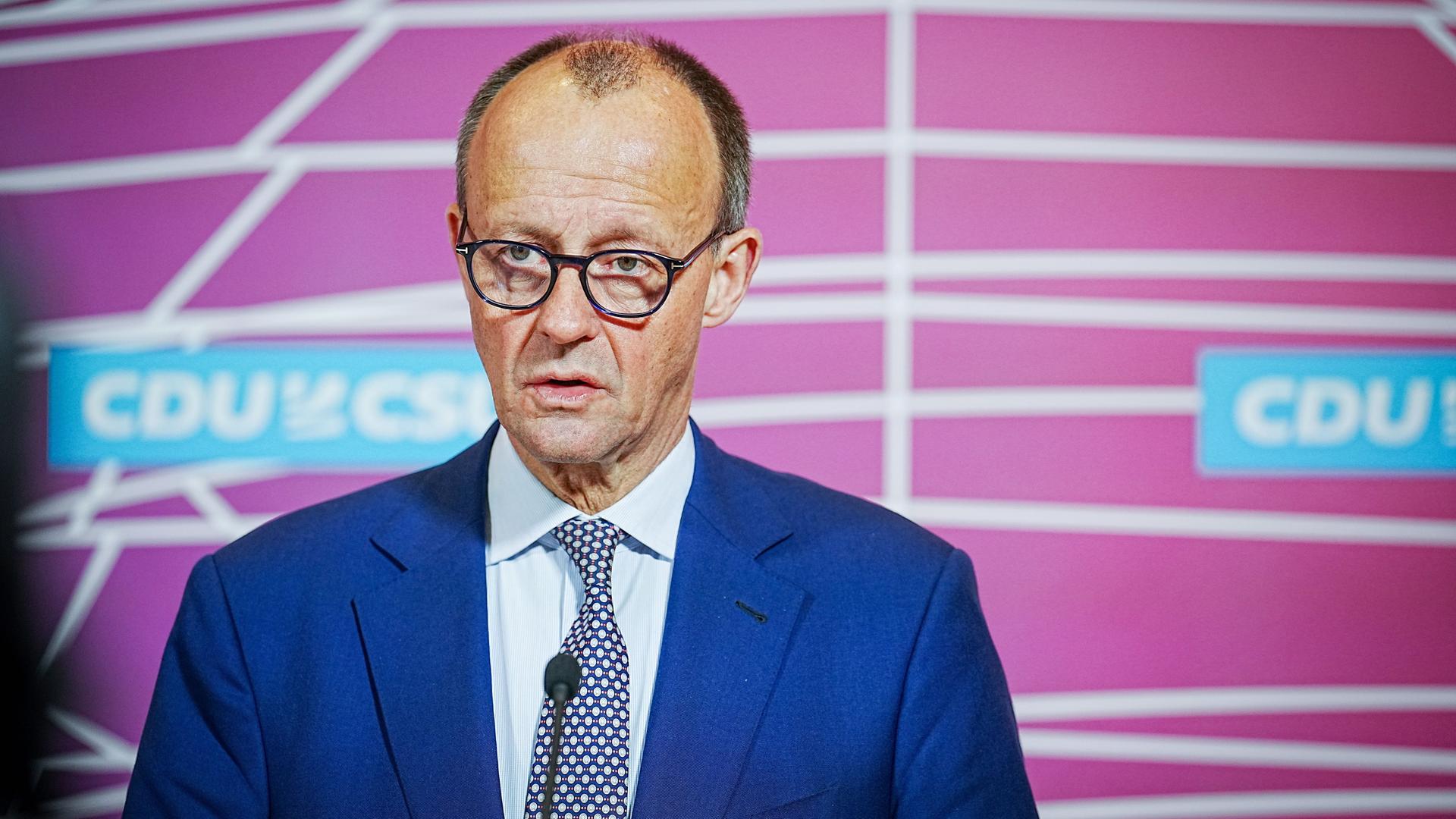 Friedrich Merz (CDU), CDU-Bundesvorsitzender und Unionsfraktionsvorsitzender, gibt zu Beginn der Fraktionssitzung seiner Partei ein Pressestatement.