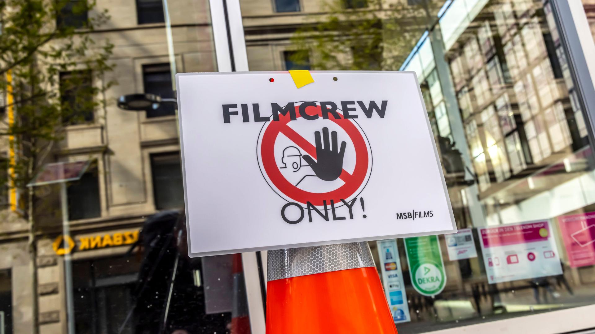 An einer Glastür ist ein Stoppschild mit der Aufschrift "Filmcrew Only!" angebracht. An einer Glastür ist ein Stoppschild mit der Aufschrift "Filmcrew Only!" angebracht.