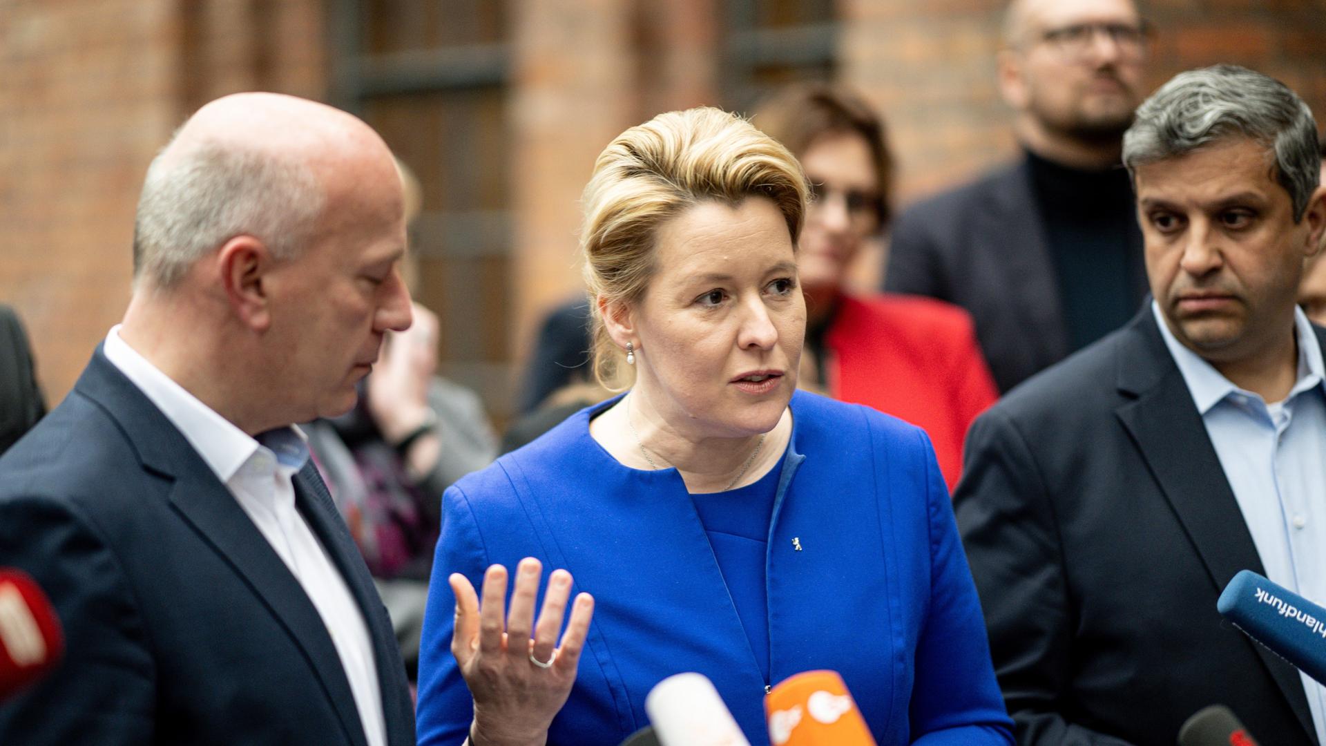 Kai Wegner (CDU), Vorsitzender, und Franziska Giffey (SPD), Regierende Bürgermeisterin von Berlin, kommen nach den Koalitionsverhandlungen von CDU und SPD auf den Euref-Campus zu einem Statement.
