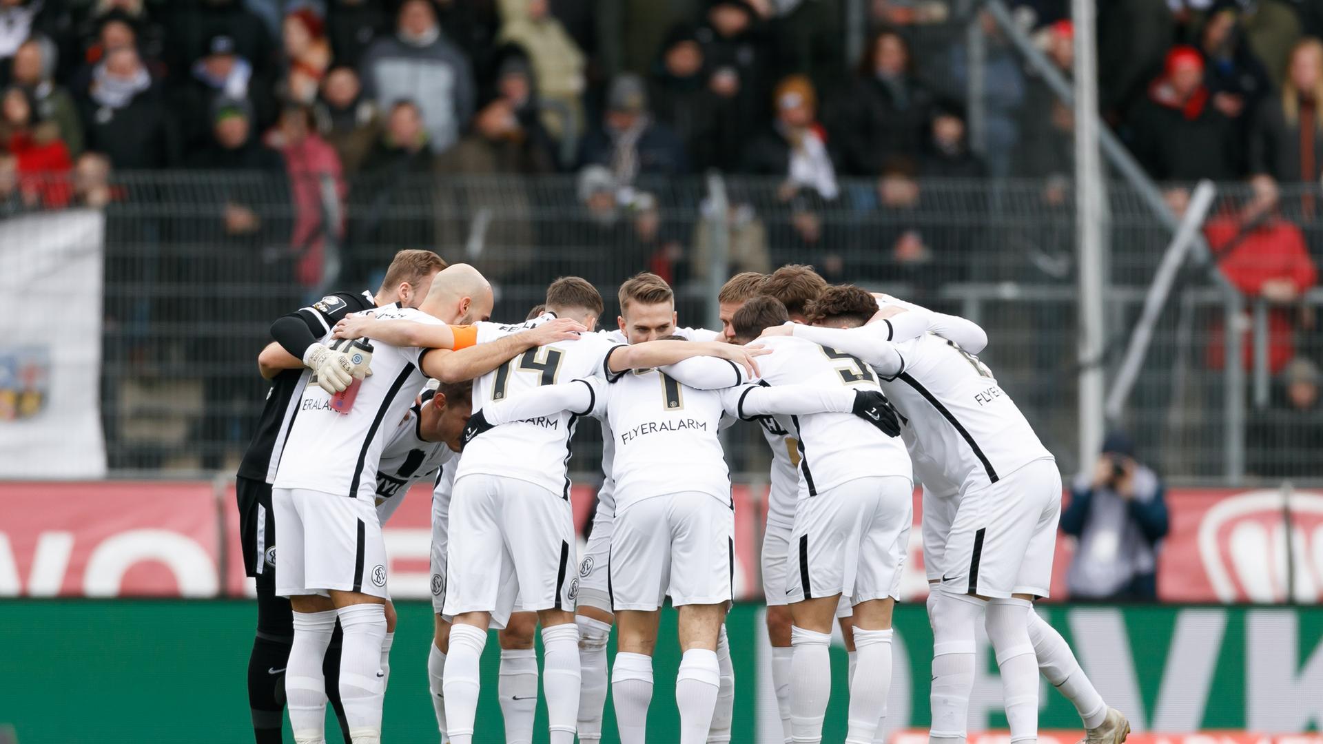 Spieler der SV Elversberg im Kreis vor einem Spiel in der 3. Liga Spieler der SV Elversberg im Kreis vor einem Spiel in der 3. Liga