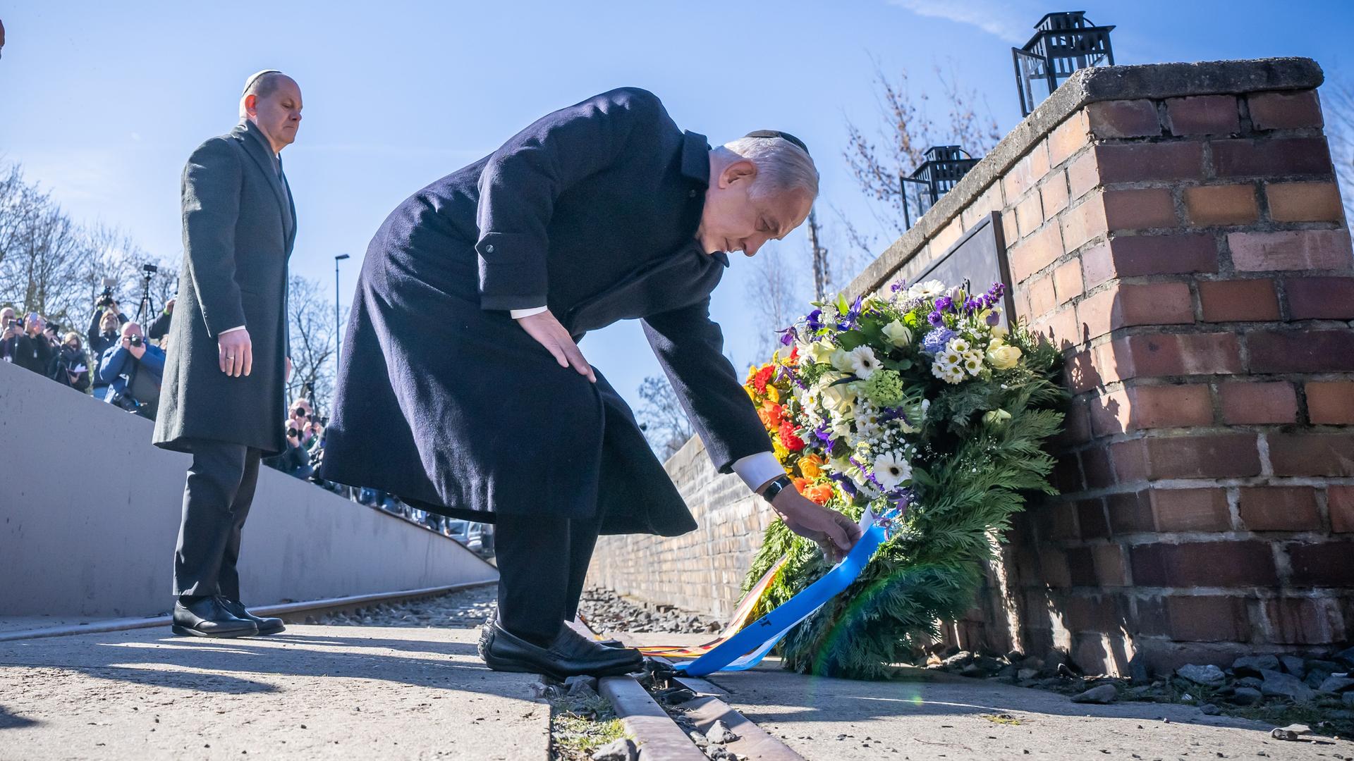 Benjamin Netanjahu, Ministerpräsident von Israel, und Bundeskanzler Olaf Scholz (SPD, l.) besuchen das Mahnmal Gleis 17 in Grunewald. Benjamin Netanjahu, Ministerpräsident von Israel, und Bundeskanzler Olaf Scholz (SPD, l.) besuchen das Mahnmal Gleis 17 in Grunewald.