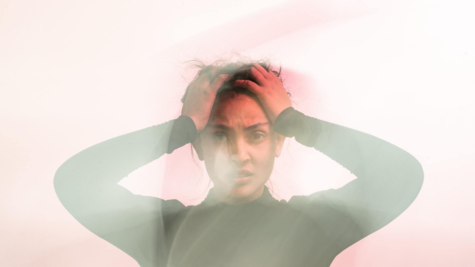 Ein Frau ind Angst, die Hände über dem Kopf Ein Frau ind Angst, die Hände über dem Kopf