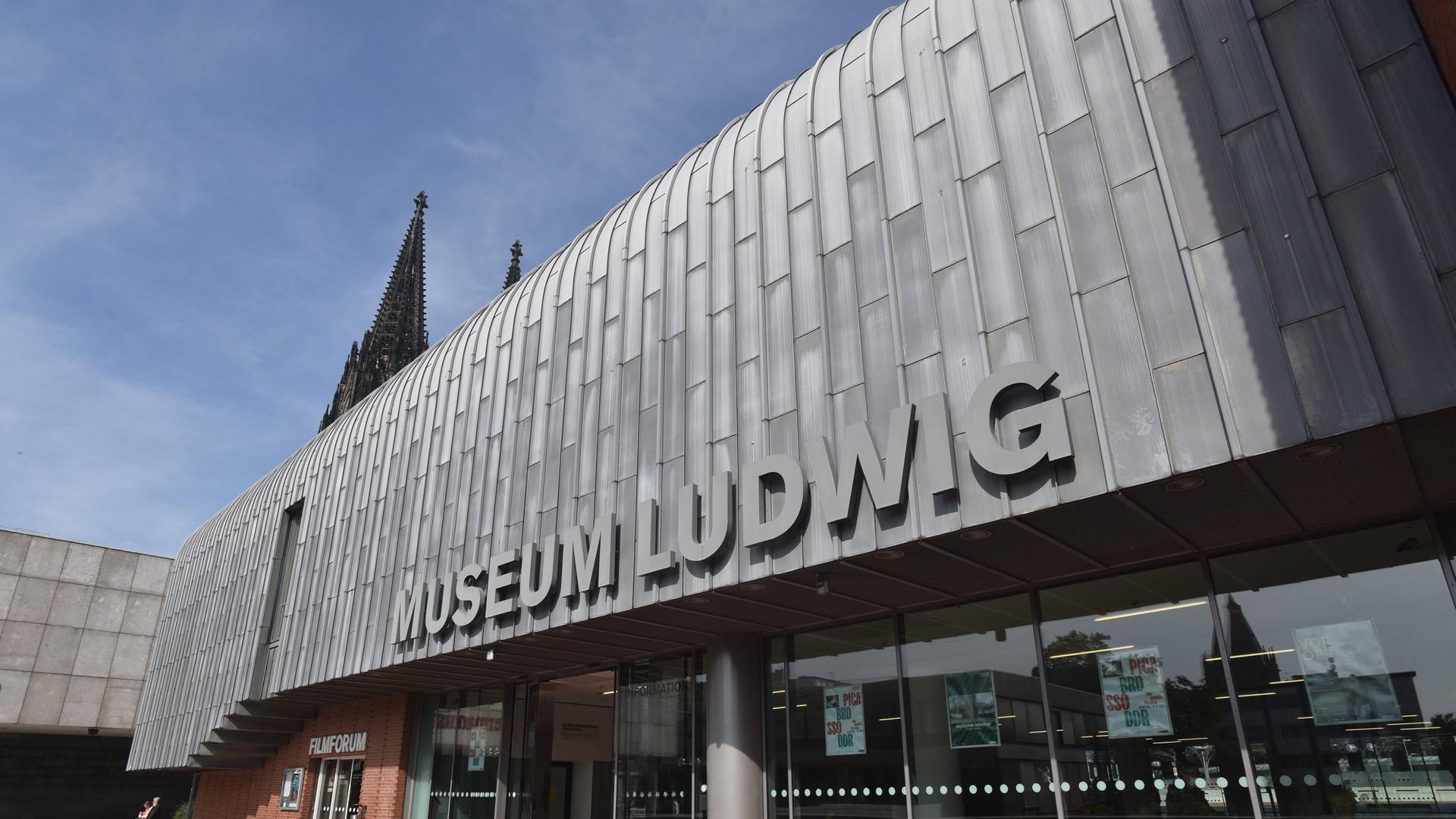 Das Museum Ludwig ist ein Museum der Stadt Köln für die Kunst des 20. und 21. Jahrhunderts und zählt heute zu den bedeut Das Museum Ludwig ist ein Museum der Stadt Köln für die Kunst des 20. und 21. Jahrhunderts und zählt heute zu den bedeut
