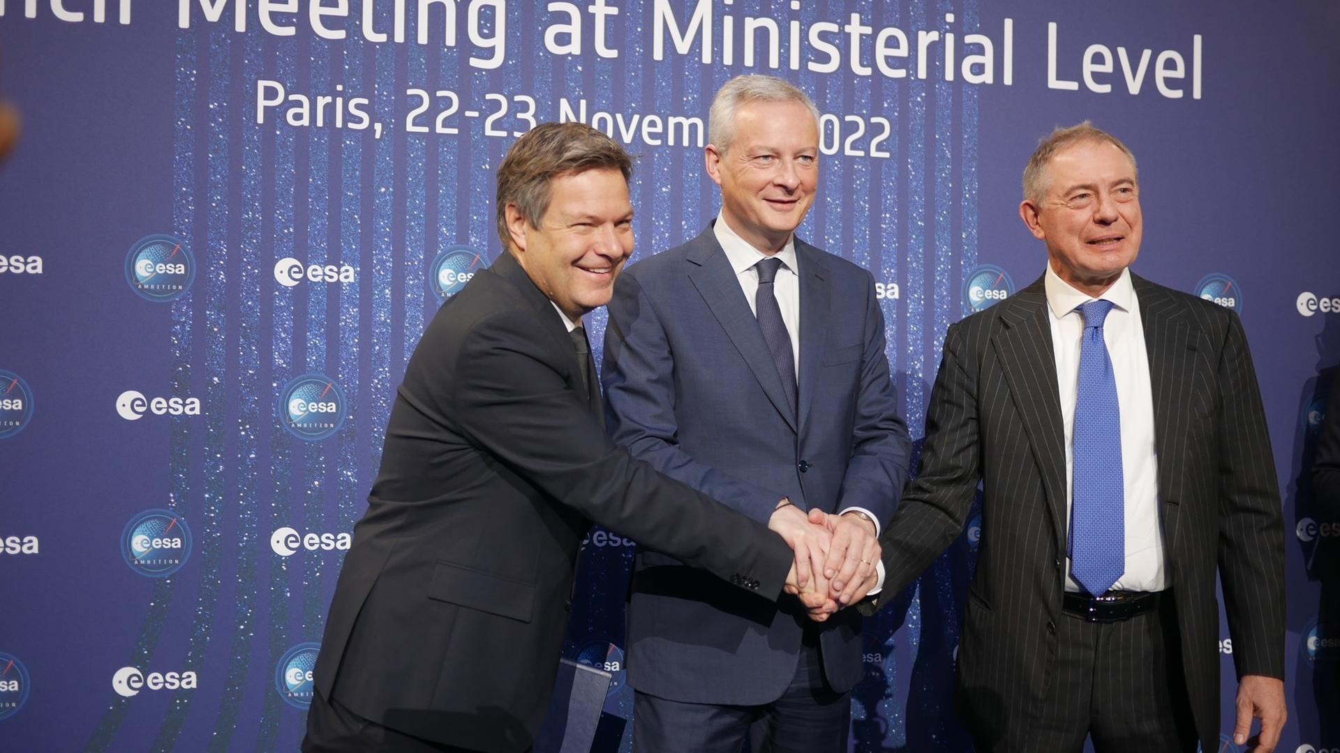 Raketendeal perfekt: „Bundesraumfahrtminister“ Habeck und seine Kollegen aus Frankreich und Italien (von links nach rechts) Ende November in Paris Raketendeal perfekt: „Bundesraumfahrtminister“ Habeck und seine Kollegen aus Frankreich und Italien (von links nach rechts) Ende November in Paris