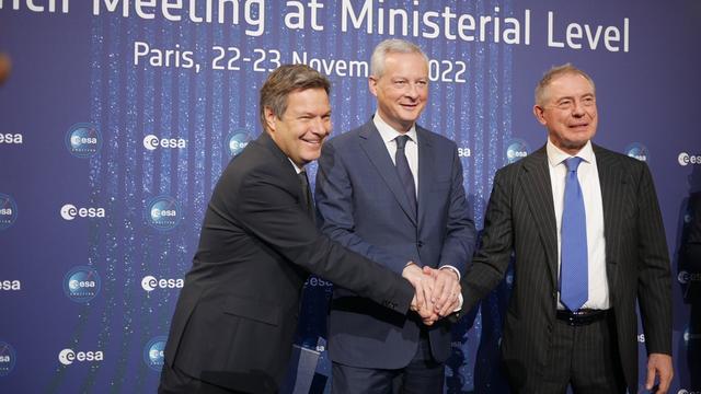Raketendeal perfekt: „Bundesraumfahrtminister“ Habeck und seine Kollegen aus Frankreich und Italien (von links nach rechts) Ende November in Paris