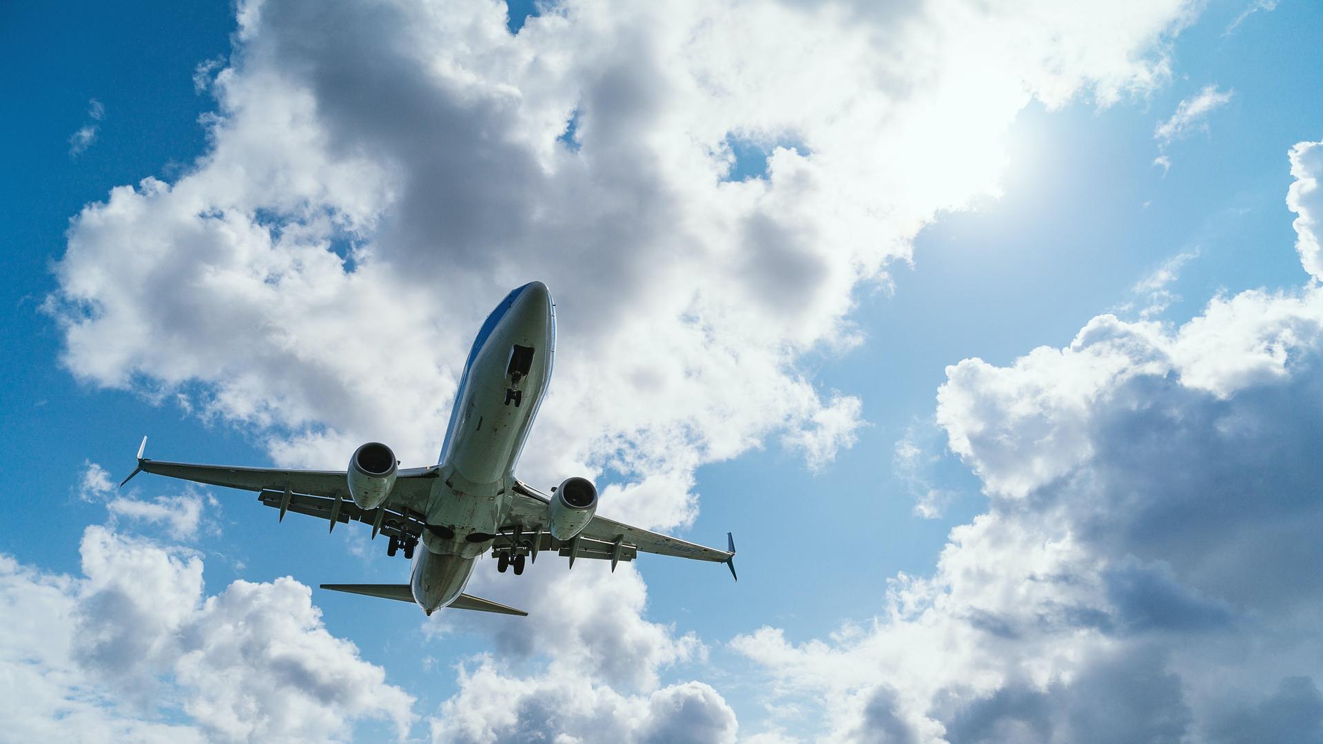 Flugzeug am Himmel