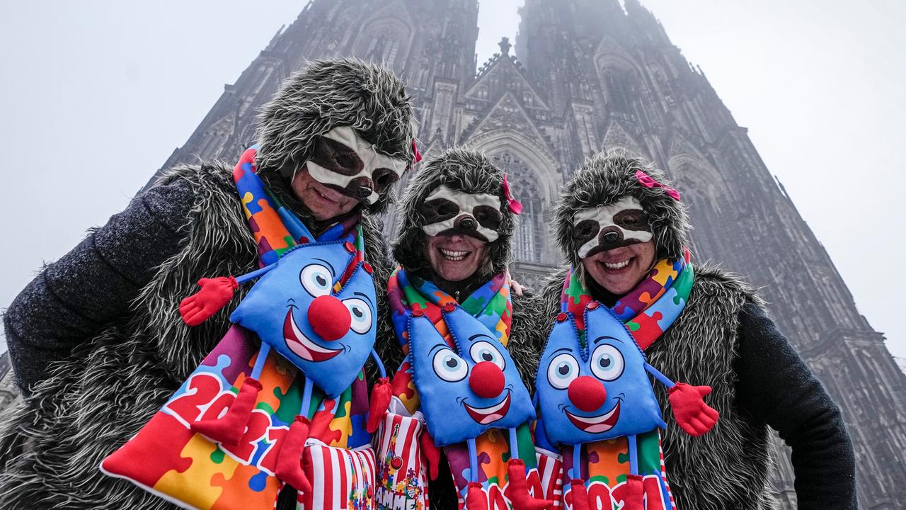 Kostümierte Jecke vor dem Kölner Dom Kostümierte Jecke vor dem Kölner Dom