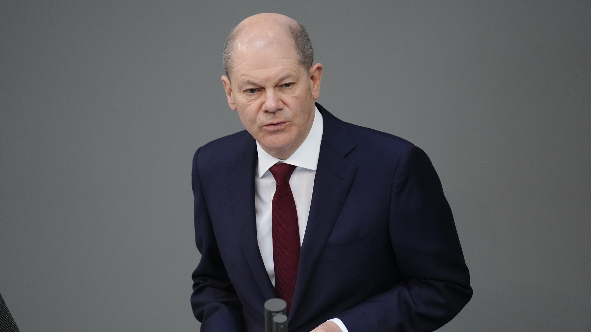 Olaf Scholz hat eine Regierungs-Erklärung gemacht im Bundes-Tag. Olaf Scholz hat eine Regierungs-Erklärung gemacht im Bundes-Tag.