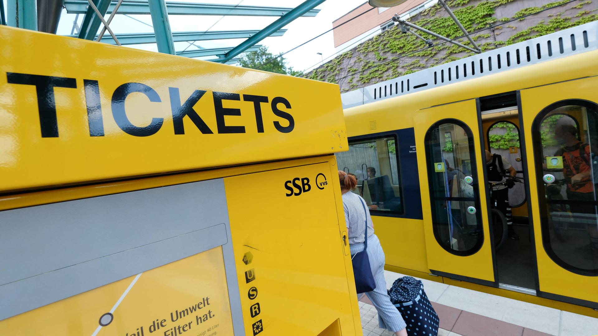 Ein Ticketautomat steht an einer Haltestelle einer U-Bahn in Stuttgart-Sillenbuch