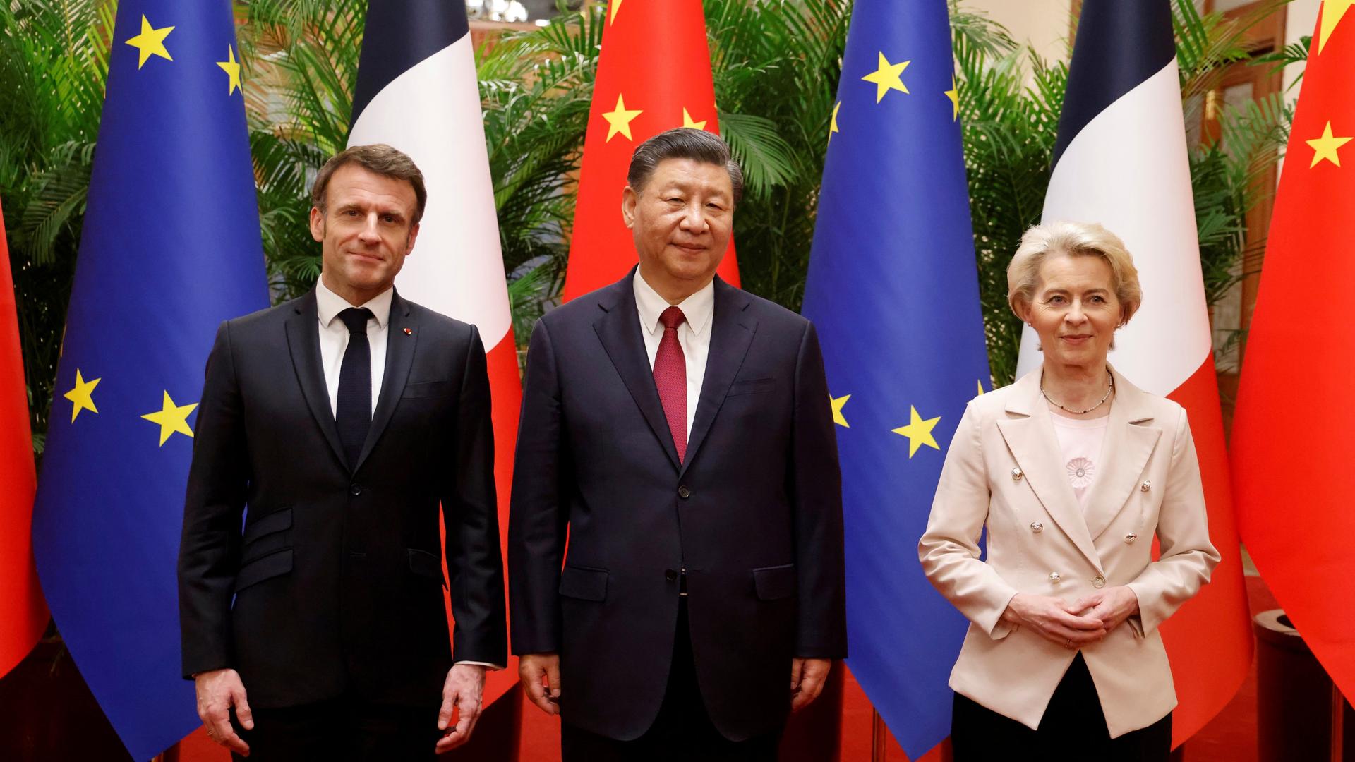 Chinas Staatschef Xi Jinping (M.), EU-Kommissionspräsidentin Ursula von der Leyen (l.) und der französische Präsident Emmanuel Macron posieren vor ihrem Arbeitstreffen in Peking für ein Foto.