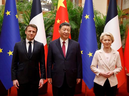 Chinas Staatschef Xi Jinping (M.), EU-Kommissionspräsidentin Ursula von der Leyen (l.) und der französische Präsident Emmanuel Macron posieren vor ihrem Arbeitstreffen in Peking für ein Foto.