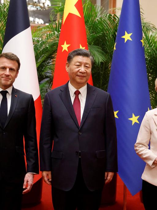 Chinas Staatschef Xi Jinping (M.), EU-Kommissionspräsidentin Ursula von der Leyen (l.) und der französische Präsident Emmanuel Macron posieren vor ihrem Arbeitstreffen in Peking für ein Foto.
