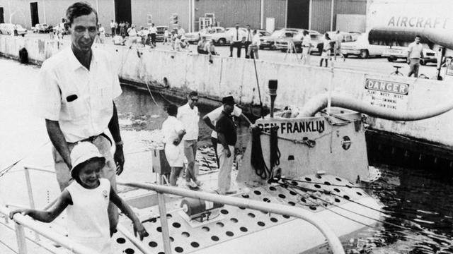 Der Schweizer Tiefseeforscher Jacques Piccard mit seiner Tochter Maria Louise nach dem Besuch des Unterseeboots Ben Franklin in Riviera Beach, Florida, am 14. Juli 1969.