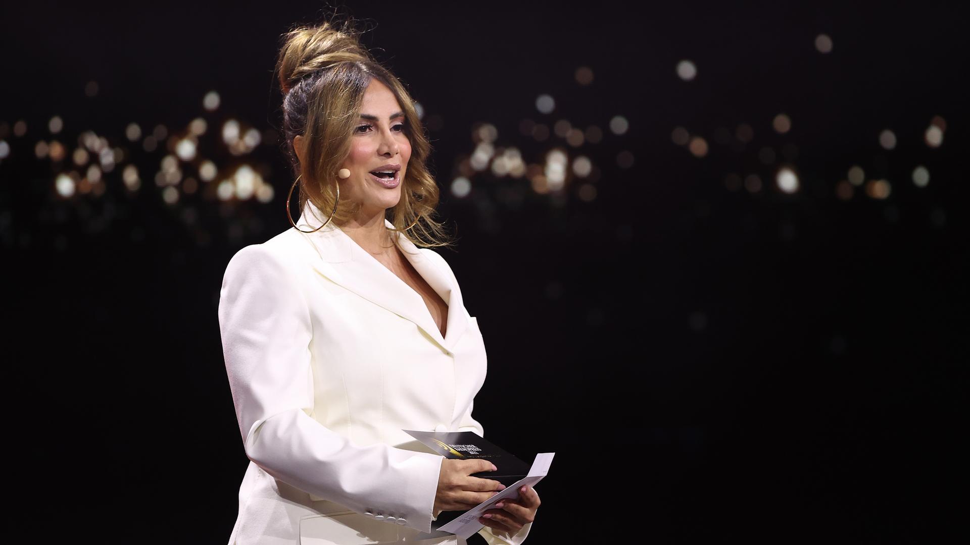 Die Komikerin Enissa Amani steht als Laudatorin während der Verleihung des Deutschen Radiopreises auf der Bühne. Die Komikerin Enissa Amani steht als Laudatorin während der Verleihung des Deutschen Radiopreises auf der Bühne.