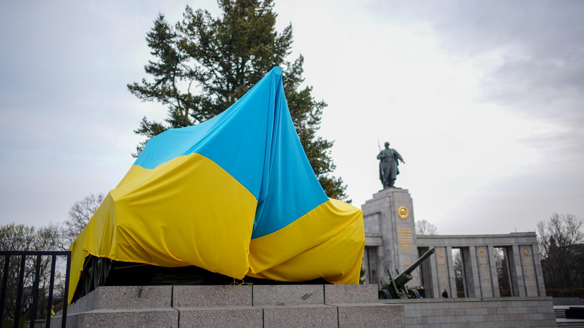 Ein in die Flagge der Ukraine gehüllter historischer Panzer ist am Morgen am Sowjetischen Ehrenmal an der StraÃe des 17. Juni zu sehen. Ein in die Flagge der Ukraine gehüllter historischer Panzer ist am Morgen am Sowjetischen Ehrenmal an der StraÃe des 17. Juni zu sehen.