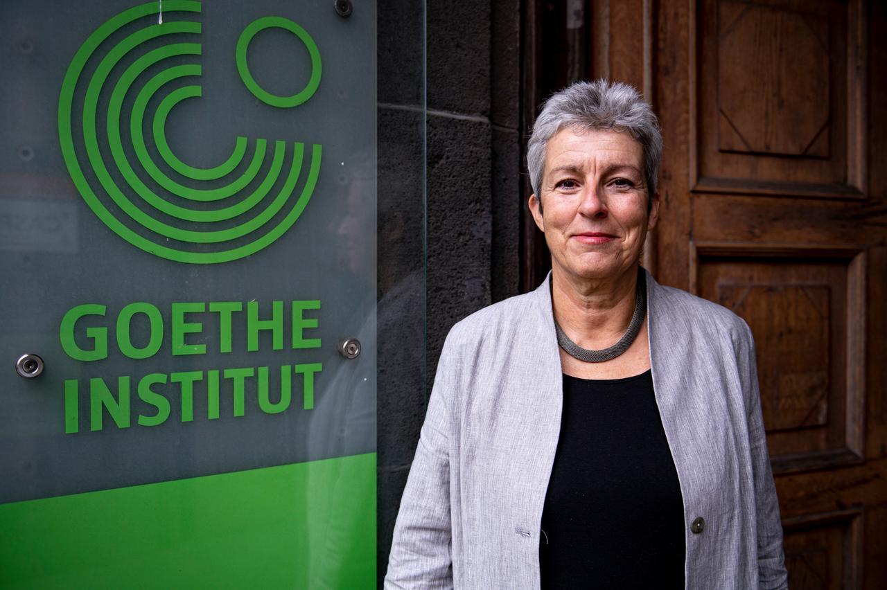 Carola Lentz, Präsidentin des Goethe-Instituts, mit grauem Kurzhaarschnitt, in hellgrauem Sakko, steht neben dem Türschild des Goethe-Instituts in Berlin. Carola Lentz, Präsidentin des Goethe-Instituts, mit grauem Kurzhaarschnitt, in hellgrauem Sakko, steht neben dem Türschild des Goethe-Instituts in Berlin.