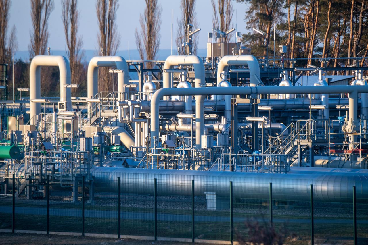 Blick auf Rohrsysteme und Absperrvorrichtungen in der Gasempfangsstation der Ostseepipeline Nord Stream 1. In Lubmin bei Greifswald endet die Ostsee-Pipeline Nord Stream1, durch die seit 2011 russisches Erdgas nach Deutschland flieÃt. Blick auf Rohrsysteme und Absperrvorrichtungen in der Gasempfangsstation der Ostseepipeline Nord Stream 1. In Lubmin bei Greifswald endet die Ostsee-Pipeline Nord Stream1, durch die seit 2011 russisches Erdgas nach Deutschland flieÃt.