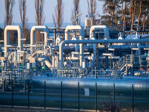 Blick auf Rohrsysteme und Absperrvorrichtungen in der Gasempfangsstation der Ostseepipeline Nord Stream 1. 