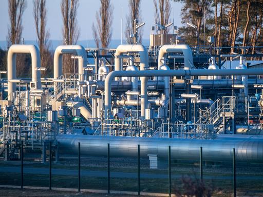 Blick auf Rohrsysteme und Absperrvorrichtungen in der Gasempfangsstation der Ostseepipeline Nord Stream 1. Blick auf Rohrsysteme und Absperrvorrichtungen in der Gasempfangsstation der Ostseepipeline Nord Stream 1.