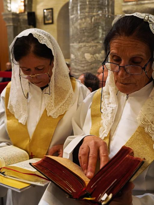 Zwei Christinnen stehen während der Ostermesse in einer Kirche in Mossul, Irak
