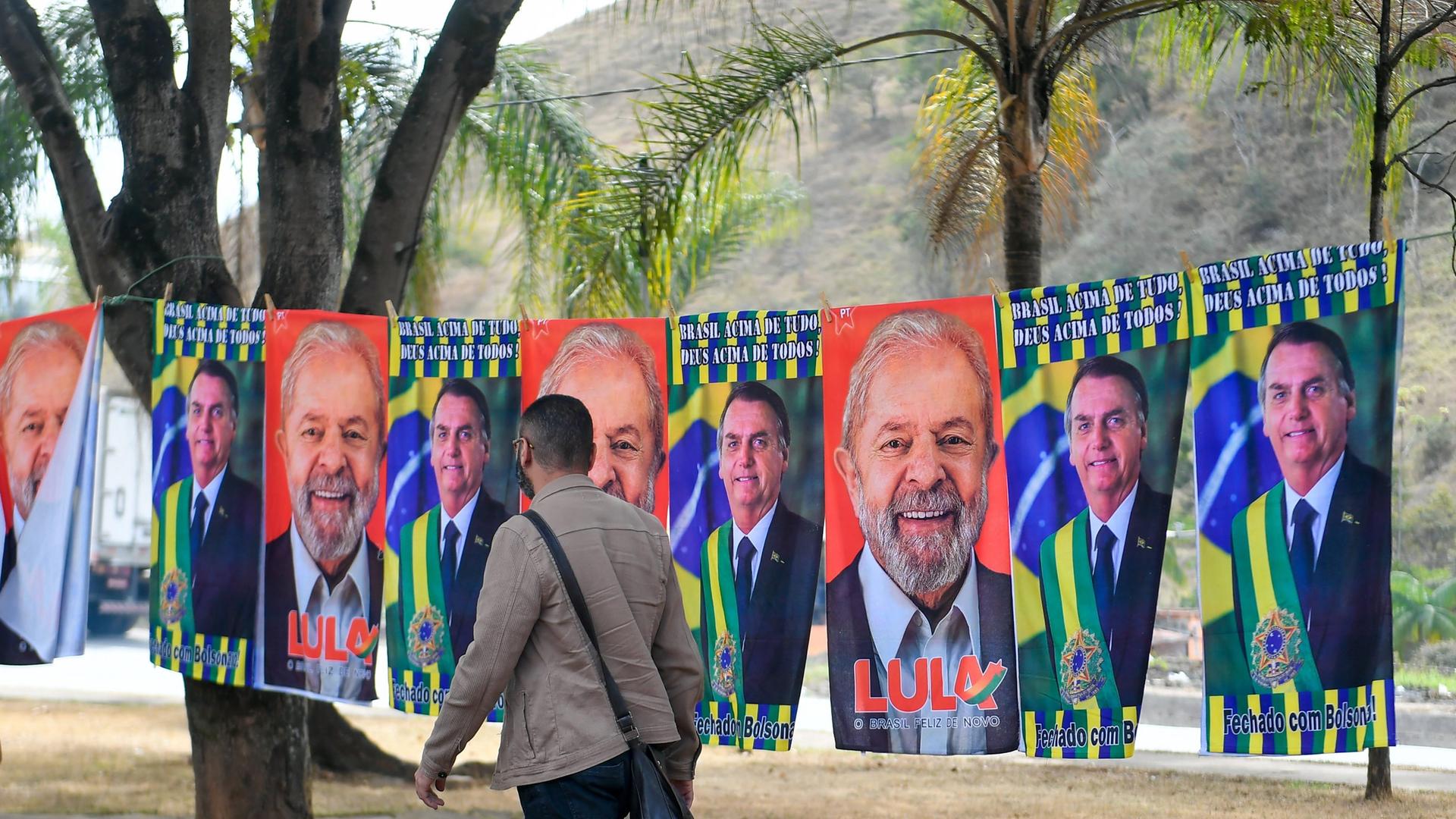 Wahlkampfplakate mit Porträts der beiden aussichtsreichsten Kandidaten für die Präsidentschaftswahl 2022: Amtsinhaber Jair Bolsonaro und Herausforderer und Ex-Präsident Lula Wahlkampfplakate mit Porträts der beiden aussichtsreichsten Kandidaten für die Präsidentschaftswahl 2022: Amtsinhaber Jair Bolsonaro und Herausforderer und Ex-Präsident Lula