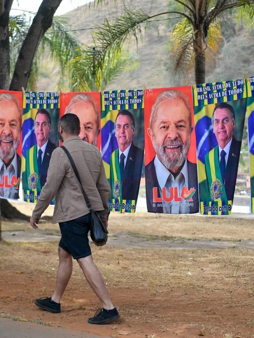 Wahlkampfplakate mit Porträts der beiden aussichtsreichsten Kandidaten für die Präsidentschaftswahl 2022: Amtsinhaber Jair Bolsonaro und Herausforderer und Ex-Präsident Lula 
