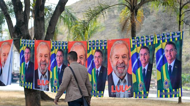 Wahlkampfplakate mit Porträts der beiden aussichtsreichsten Kandidaten für die Präsidentschaftswahl 2022: Amtsinhaber Jair Bolsonaro und Herausforderer und Ex-Präsident Lula 
