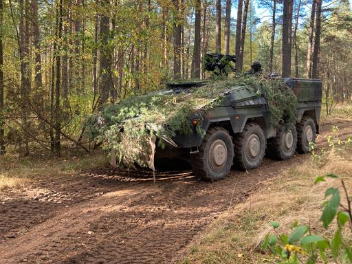Ein Militärfahrzeug der Bundeswehr bei einer Übung im litauischen Waldgebiet. 