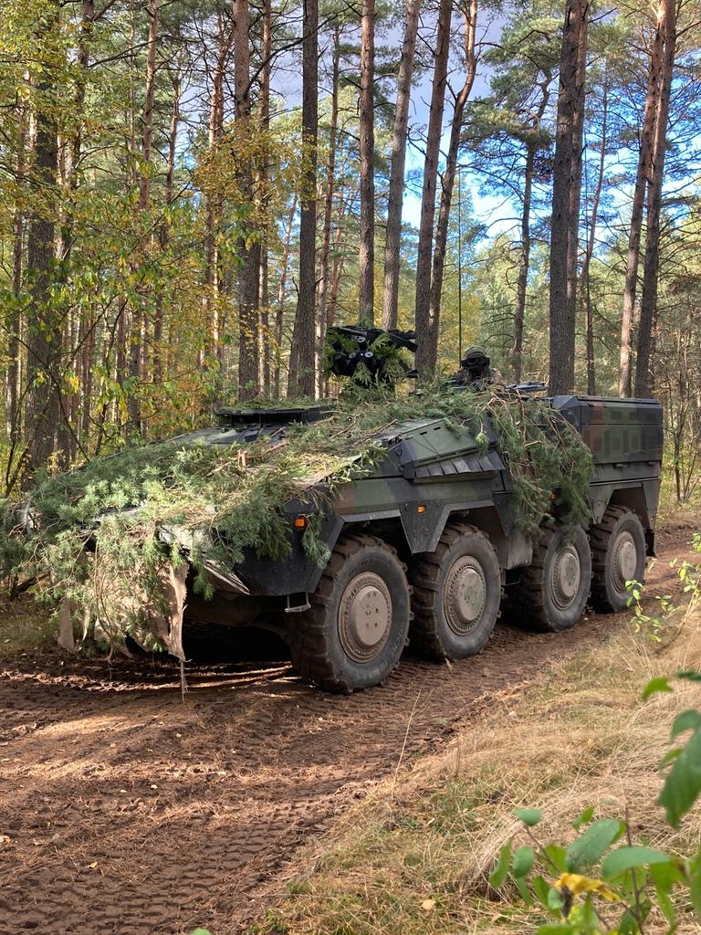 Ein Militärfahrzeug der Bundeswehr bei einer Übung im litauischen Waldgebiet. 