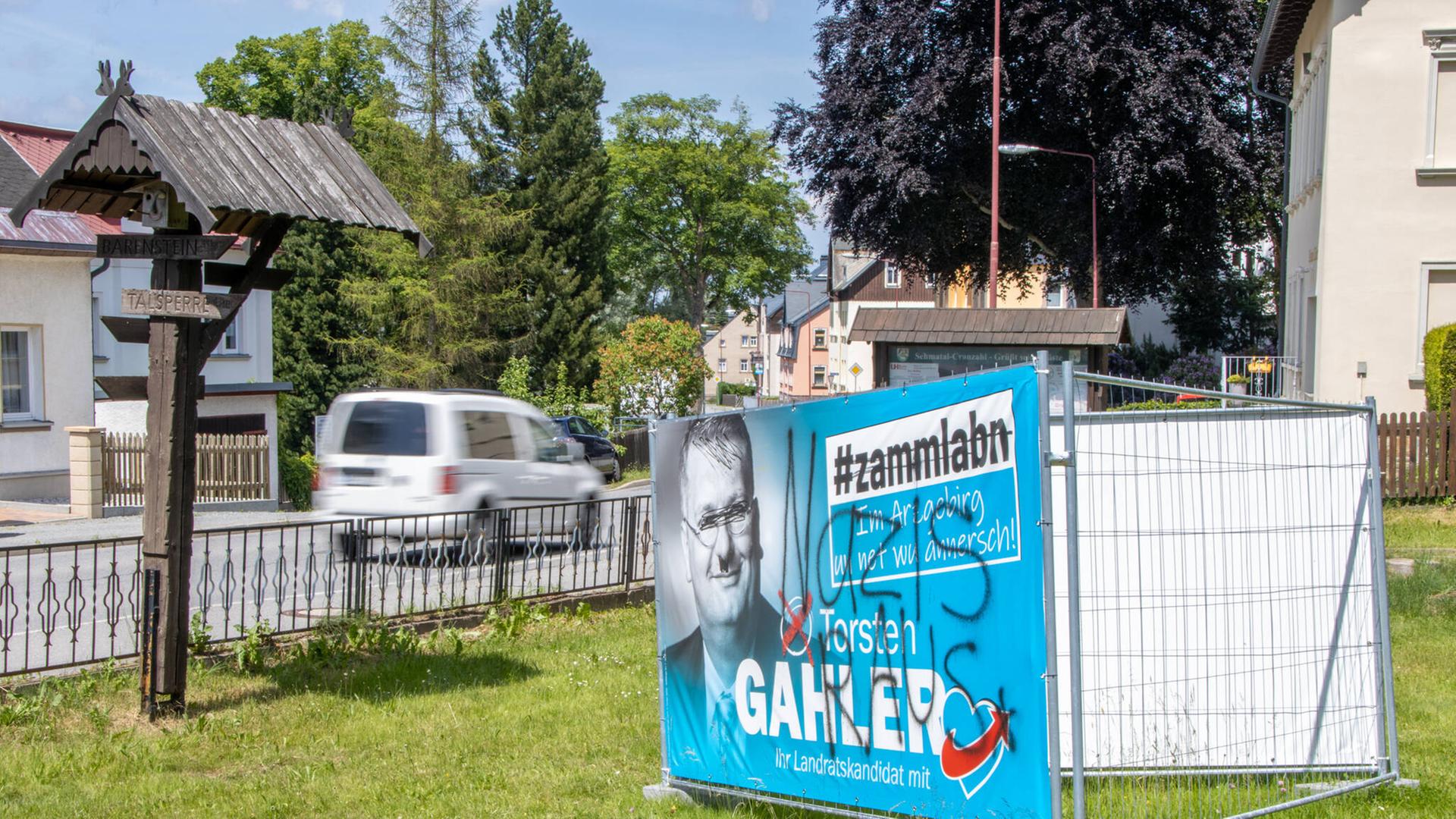 Wahlplakat des AFD-Kandidaten Torsten Gahler im Kreis Erzgebirge. Unbekannte haben das Wahlplakat im Sehmataler Ortsteil Cranzahl beschmiert mit der Losung "Nazis Raus".
