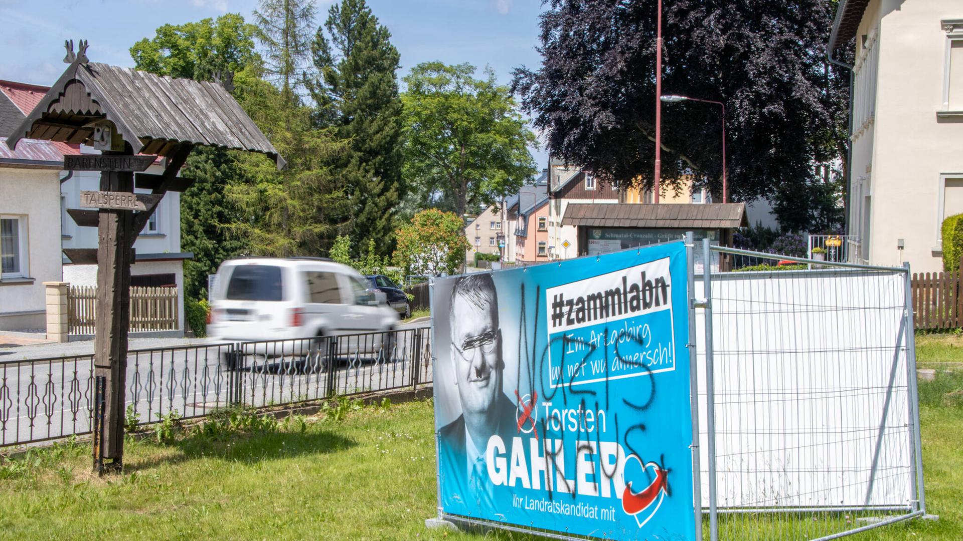 Wahlplakat des AFD-Kandidaten Torsten Gahler im Kreis Erzgebirge. Unbekannte haben das Wahlplakat im Sehmataler Ortsteil Cranzahl beschmiert mit der Losung "Nazis Raus". Wahlplakat des AFD-Kandidaten Torsten Gahler im Kreis Erzgebirge. Unbekannte haben das Wahlplakat im Sehmataler Ortsteil Cranzahl beschmiert mit der Losung "Nazis Raus".